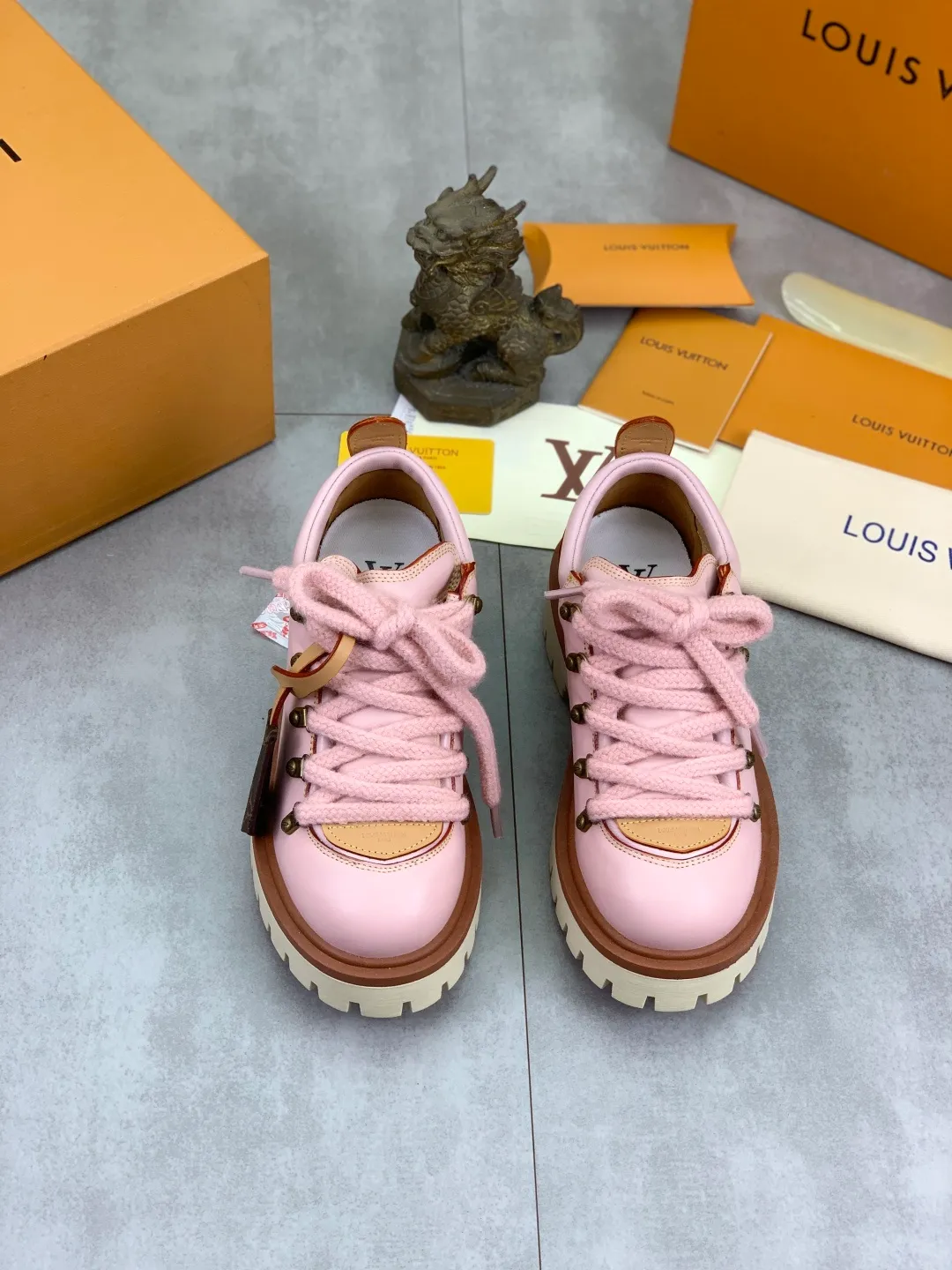 Men's shoes 💰P680 new LV | Louis Vuitton 🧡💚2025 autumn and winter new models, top version ⚠️ The counter features the latest LV REMIX lace-up mountaineering derby shoes, new hard goods 🆕 ❥BS purchasing level! Full of high-end feel! A popular model among bloggers at home and abroad, it’s retro and fashionable, and looks stunning on your feet! Mainly recommended models on the official website★ ━━━━━ ЅᏇєєt ━━━━━ ▪️Upper: top-grade first-layer cowhide ▪️Lining: imported sheepskin ▪️Outsole: original open-molded TPU non-slip outsole ▪️Sole height: 3.5cm ▪️Shoe size: Women 35-41 (41 customization is not returnable) Male 39-45 (46 customized, non-refundable)